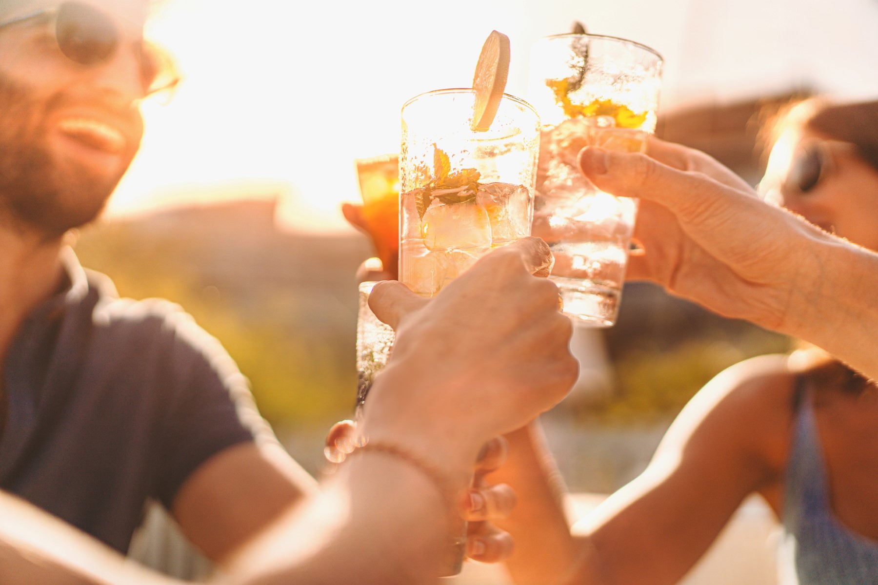 Orzeźwiające drinki na lato - przepisy na alkoholowe i bezalkoholowe drinki na upalne dni